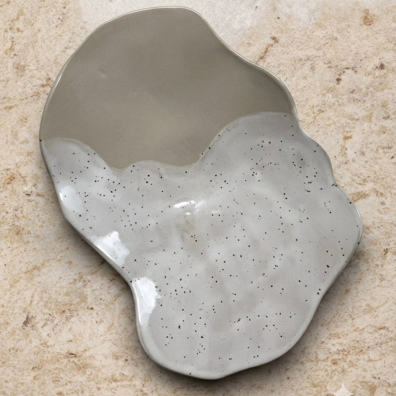 Babybauchschale in Grau und Weiß mit gesprenkelter Glasur – individuelles Schwangerschaftsandenken aus dem Töpferstudio eddy fischer Köln